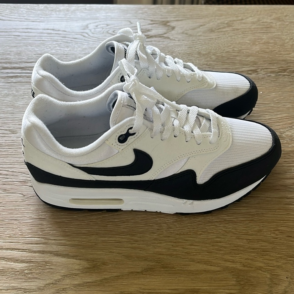 Nike Air Max black and white, size 9. Worn once!